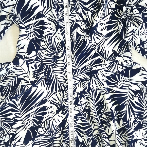Verano Navy and White Leaf Print Wrap Dress Size M Casual Chic As New - Picture 6 of 8